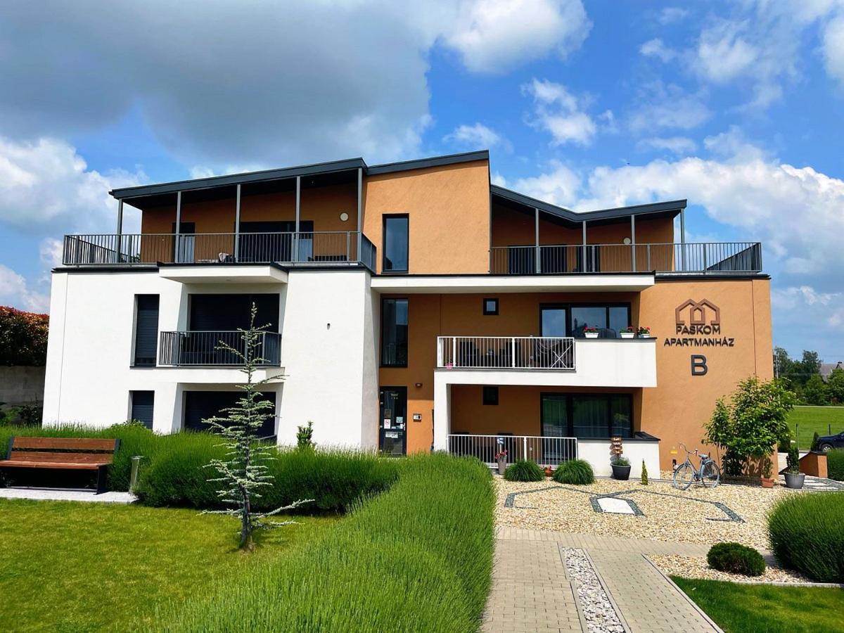 Paskom Apartmanház Nyergesujfalu Exteriér fotografie